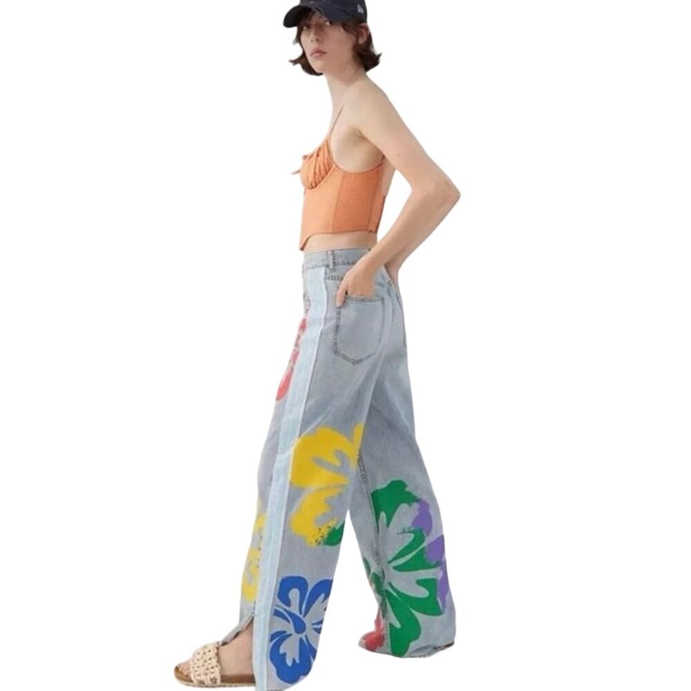 Light Wash Wide-Leg Jeans with Multicolor Floral Print 🌸🍃🌼 - Picture 2 of 11